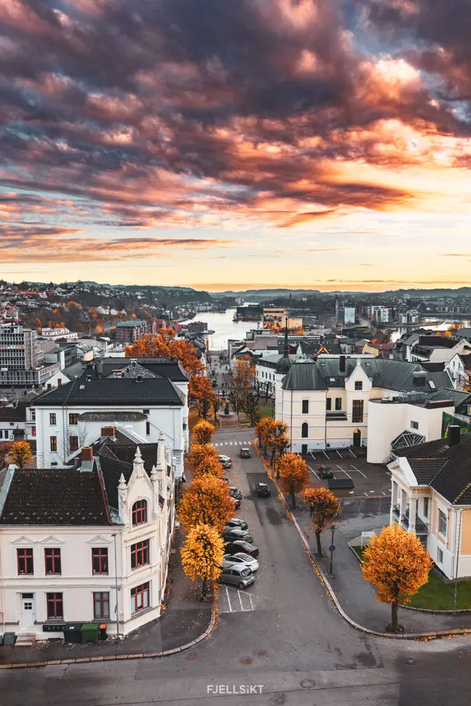 Et vakkert høstbilde av Skien by. Fotografiet er tatt i tårnet i Skien Kirke på nivået der den store klokken er plassert. Takk til Skien Kirke for at vi fikk lov til dette!