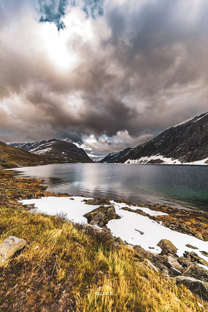 Djupvatnet ligger ved det fantastiske landskapet rundt Geiranger