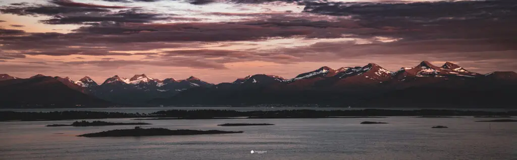 Opplev det fantastiske Moldepanoramet fra Seilet i Molde. Enestående utsikt over fjorden, fjellene og den sjarmerende byen.