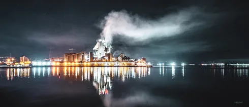 Komposisjon i fotografi: En guide til visuell historiefortelling 16 Bilde er tatt mot Hydro fra Svanvikvegen fra Knarrdalstranda klokken 23:00 – Et bilde som viser Hydro i Porsgrunn i full produksjon