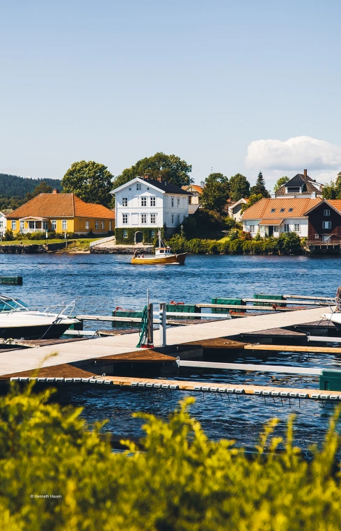 Komposisjon i fotografi: En guide til visuell historiefortelling 23 En fredelig sommer dag på vannet i Porsgrunnsælva. Bildet er fra Porsgrunn, ved Øya Spiseri. © Kenneth Hauen